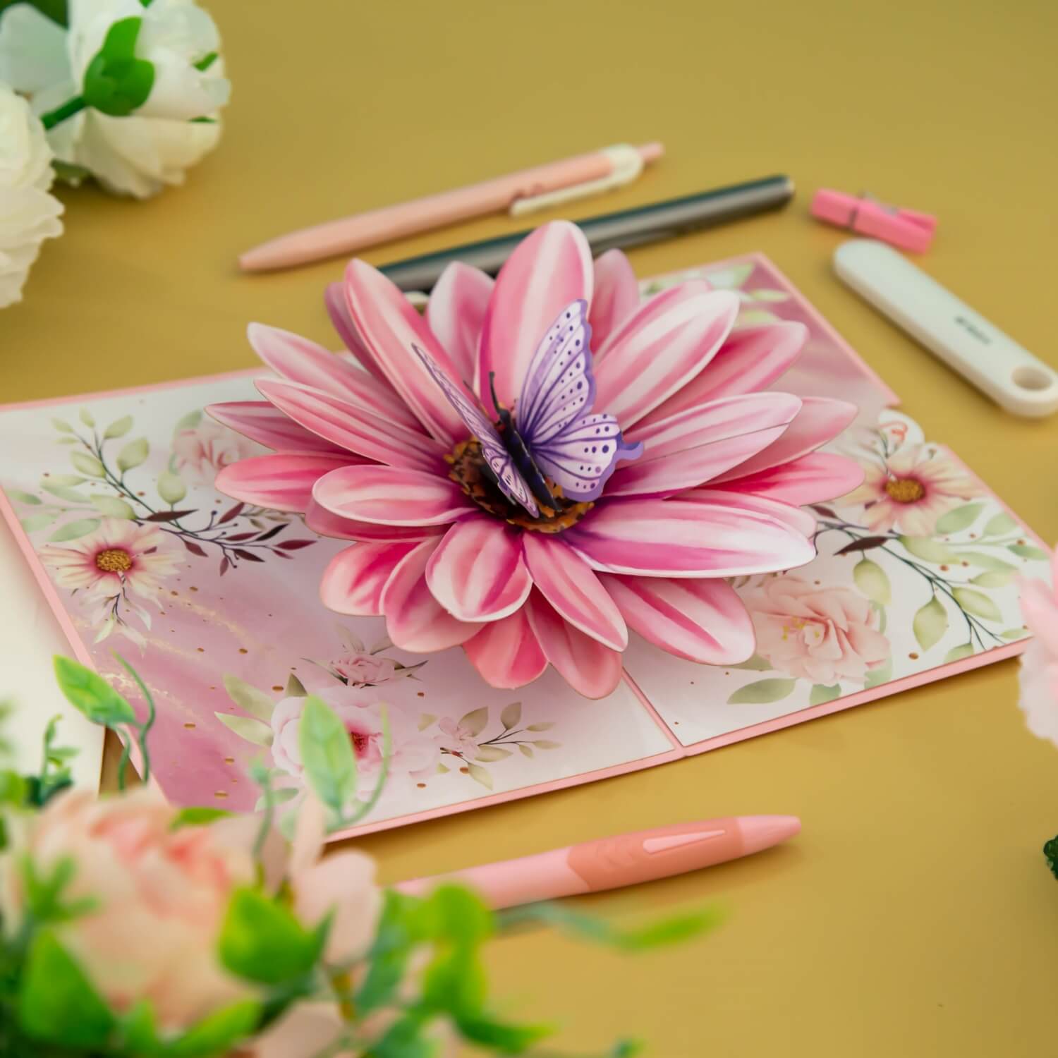 Carte pop-up fleur avec papillon