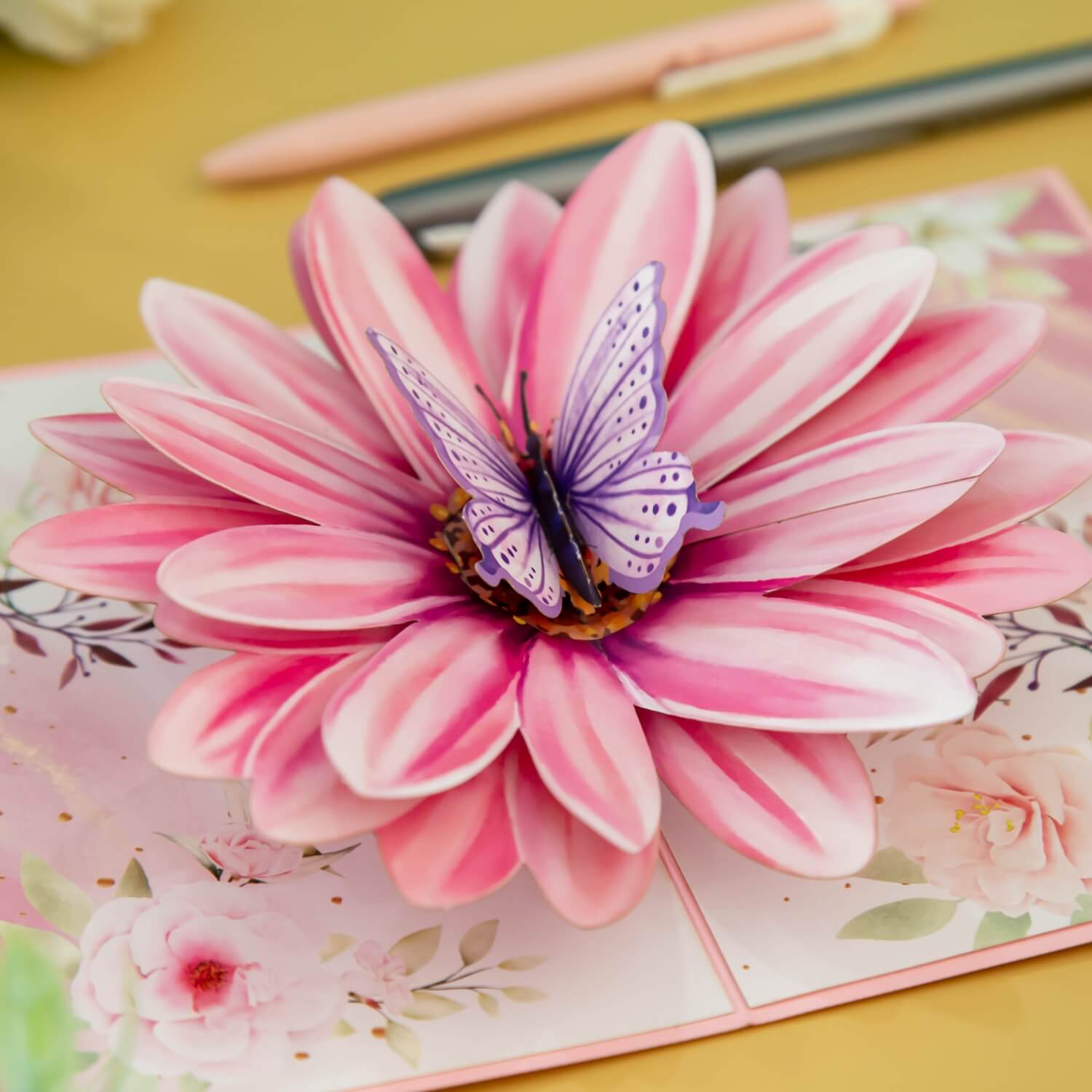 Carte pop-up fleur avec papillon