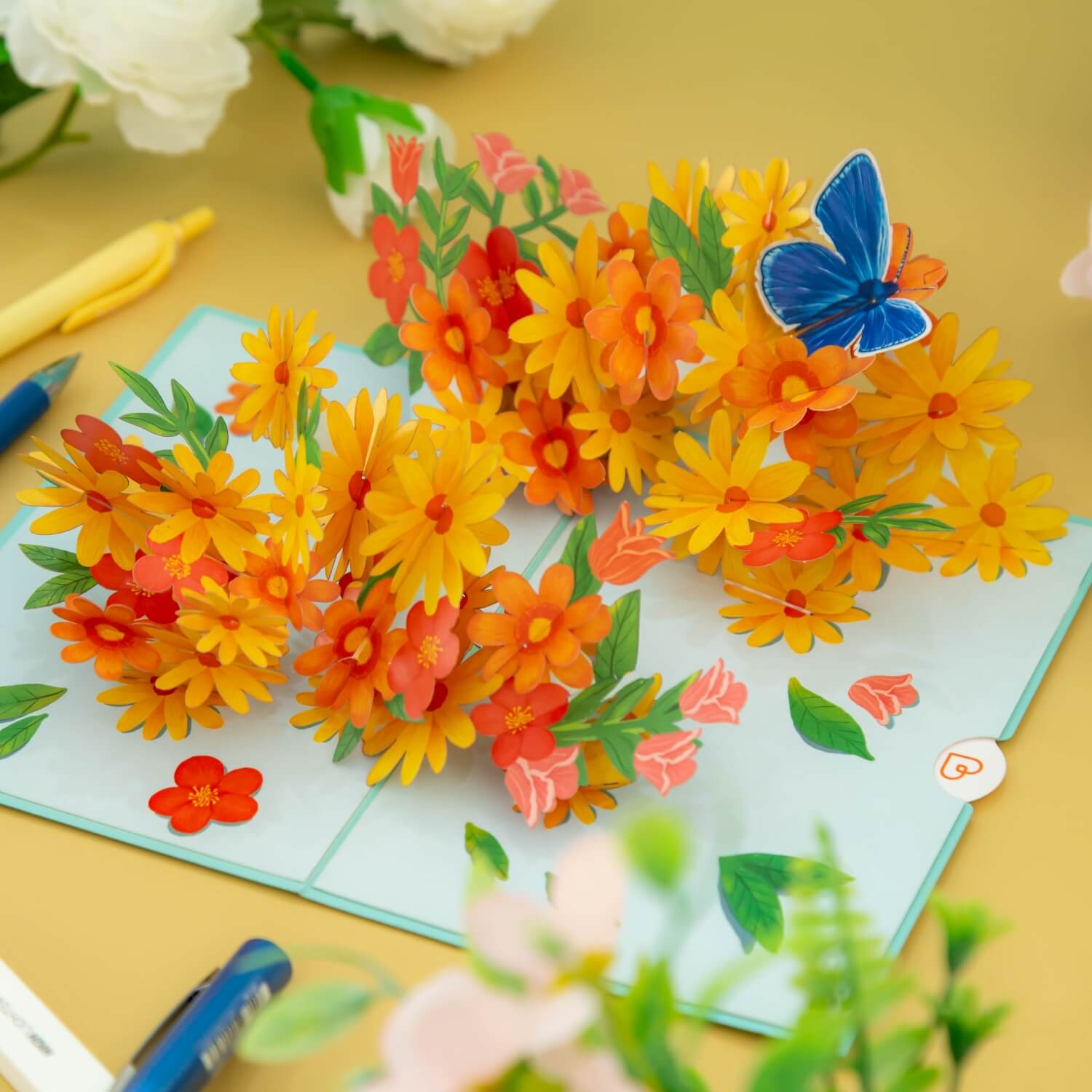 Carte pop-up Marguerites colorées avec papillons