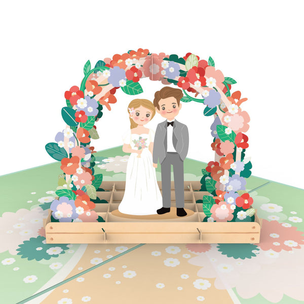 Carte pop-up Jeunes mariés sous une arche florale